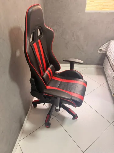 Cadeira Gamer Preta e Vermelha com Apoio Lombar