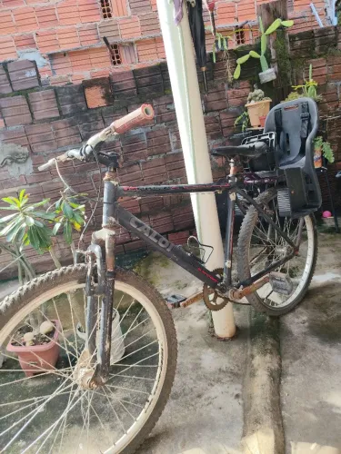 Bicicleta caloi quadro de alumínio aro 26 com cadeirinha de levar criança 