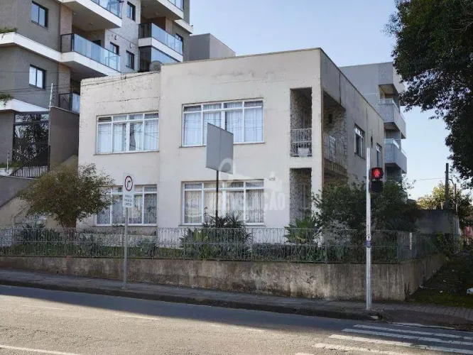 Casa comercial de esquina, terreno 405 m², Centro