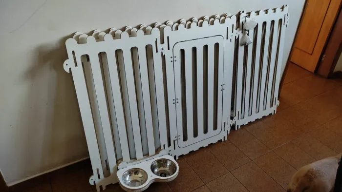 Cercadinho de luxo com comedouro para cachorros de pequeno e médio porte.