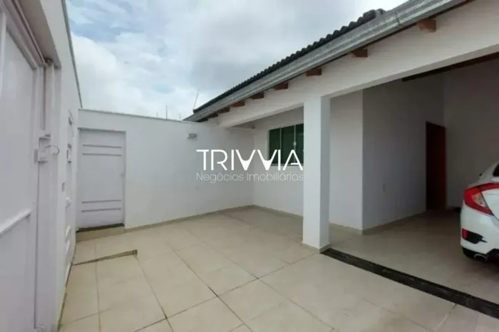 Casa com 3 quartos, suíte, piscina e área gourmet para alugar no Santa Mônica Uberlândia