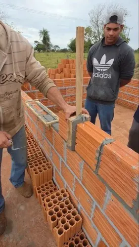 PROCURO PEDREIRO DIÁRIA