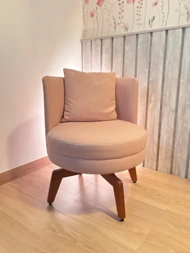 Poltrona Rosa Quarto Bebe - Giratória com Pés em Madeira Maciça - MeandHome (Modelo:Agnes)