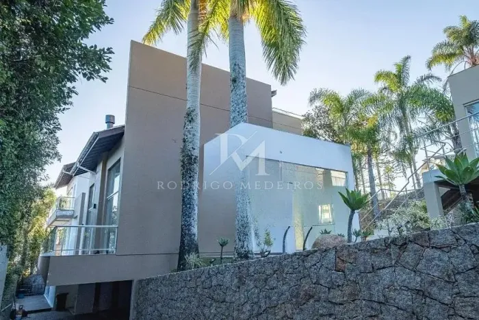 Casa de alto padrão com 7 suítes e vista mar no Cacupé/SC