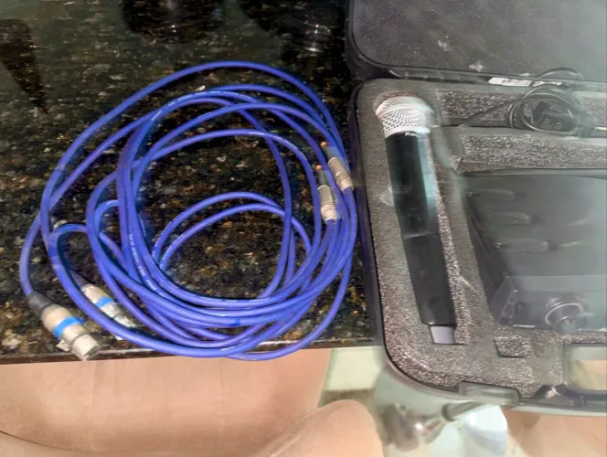 Kit 2 microfones sem fio + base e cabos novos!