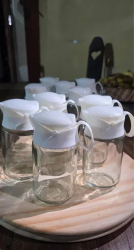 Vendo kit 10 mini jarras de vidro com tampa 200ml pouco usadas.
