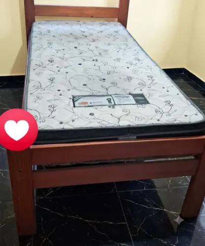 Vendo cama de solteiro com colchão 