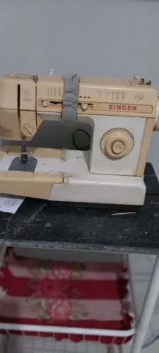 Máquina de Costura Singer