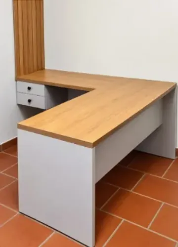 Título: Mesa em L MDF com 2 Gavetas e Painel Ripado | Escritório