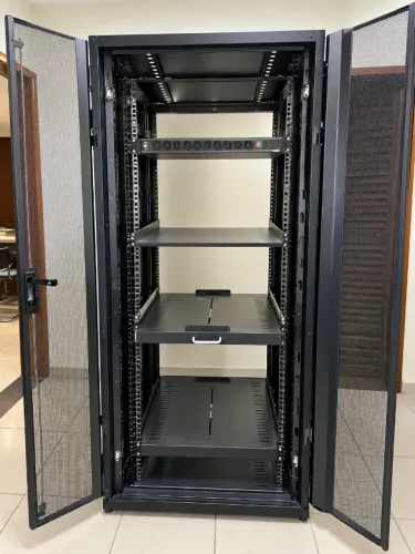 Rack APC NetShelter SX AR3100 42U 19? + PDU e Bandejas?. O código AR3100