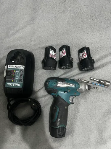Parafusadeira e furadeira makita 12v com baterias extras 
