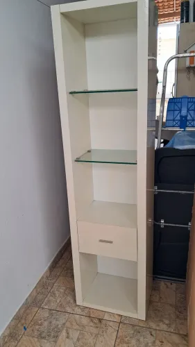 Torre com prateleiras de vidro gaveta mdf branco
