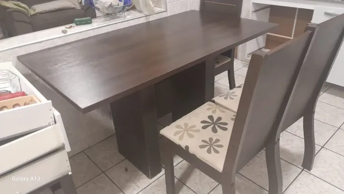 Mesa de sala de estar. Com 4 cadeiras Vende -se