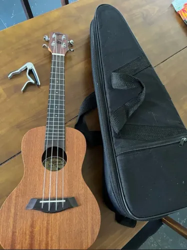 Ukulele Concert Nylon TAGIMA + Capa + Capotraste