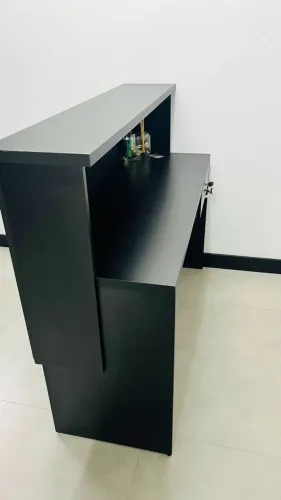 Mesa de recepção preta com gaveta e chave