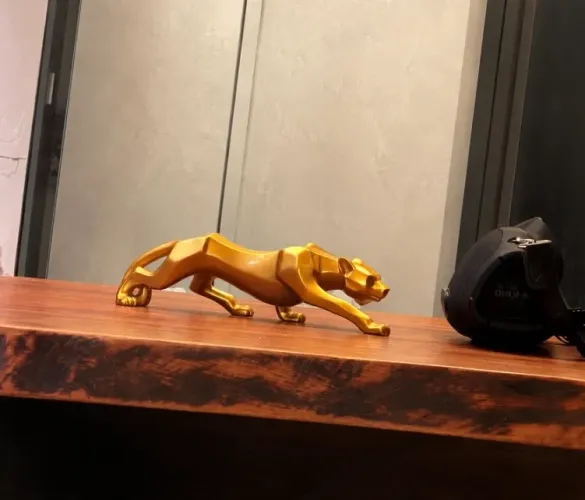 Escultura pantera dourada 