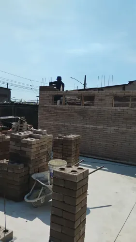 Construção de casas com tijolos ecológicos 