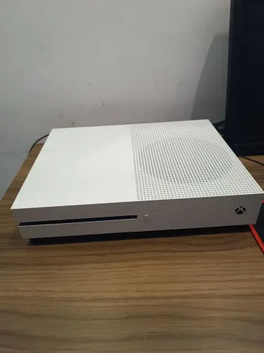 Xbox One S 1TB + HD 500GB + 2 controles + 5 jogos. Com possibilidades de negociação