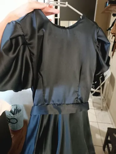 Vestido elegante, veste muito bem. Com amarração atrás e de tecido sofisticado! O