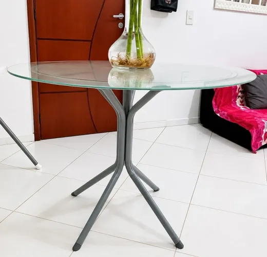 Mesa redonda de vidro - R$ 100
