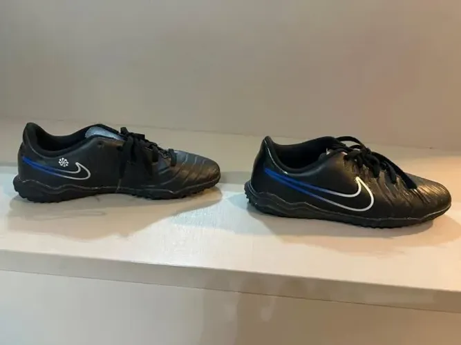 Chuteira Nike Tiempo Legend Society - Edição Ronaldinho Gaúcho (Preta / Prata / Azul)