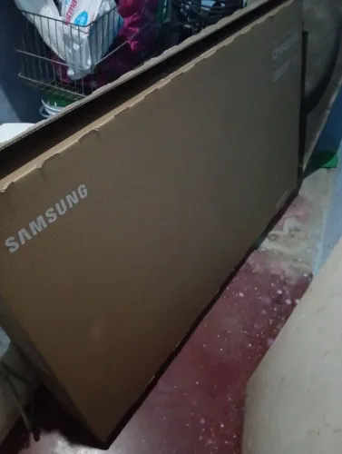Caixa de papelão da tv Samsung de 55 pol completa