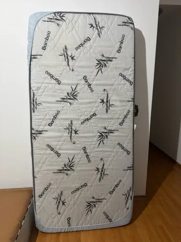 Colchão de Solteiro Branco com Borda Preta