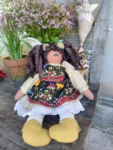Boneca de pano artesanal 