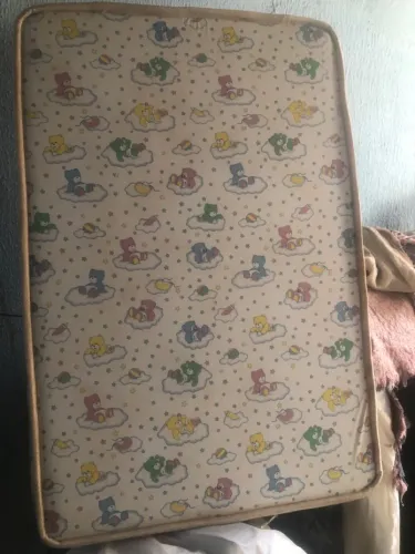 Vendo esse mine colchão 99 por 66 50 reais bem conservado