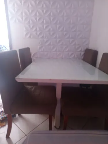 Vendo cadeiras com a tampa da mesa