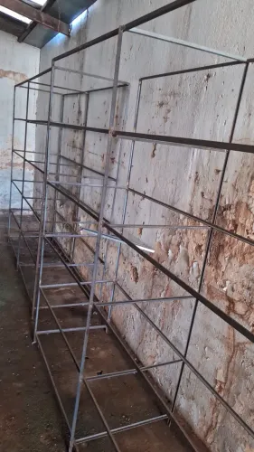 02 PRATELEIRAS DE FERRO C/ 5 DIVISÓRIAS 2,0M X 2,0M X 0,60 MAIS 24 TABUAS 2,0 M X 0,27M