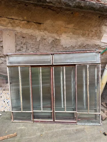 Janela de cantoneira com vidros