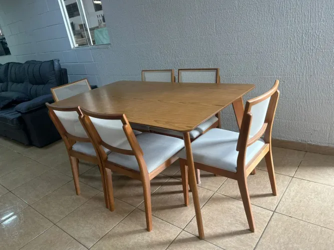 Mesa em madeira com 6 cadeiras