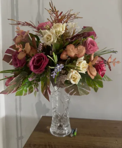 Arranjo com flores e pote de vidro 
