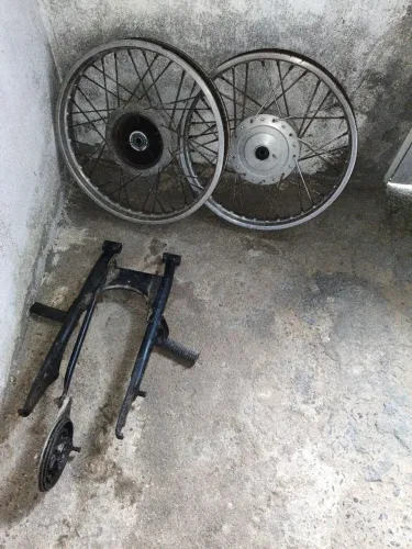 Rodas raiadas e balança