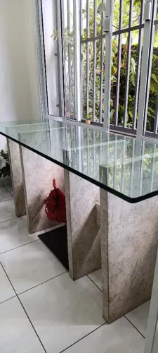 Aparador de Vidro Temperado com Mármore Peça Elegante e Exclusiva