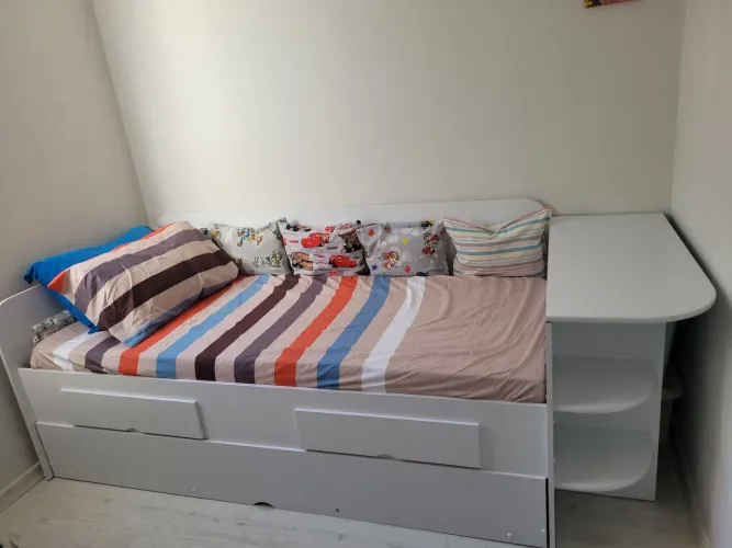 Bi cama solteiro com nicho e mesa lateral