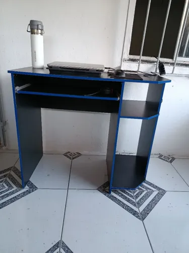 Mesa para computador / Escrivaninha Orus