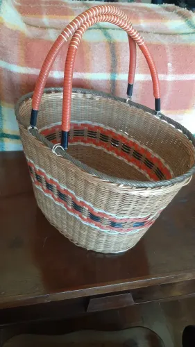 Cesta de compras vintage feita de vime e plástico trançado. 38(c) x26(l) - Perfeita!!