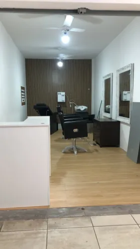 Preciso de pessoa pra me auxiliar manicure ou alugo cadeira