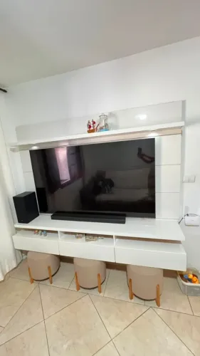 Painel de TV até 82 polegadas MDF Branco 1.72 de Altura e 2.15 m de comprimento Retirada T