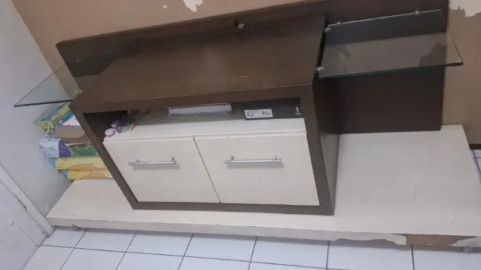 Aparador com bancada e gavetas, em bom estado de conservação! Tem proposta? Analisamos!