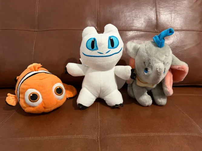 Lote de pelúcias: Nemo, Dragão e Dumbo.