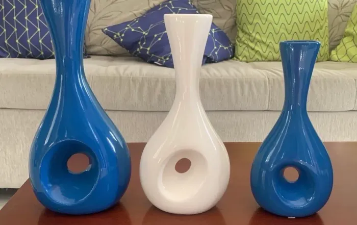 Trio de vasos decorativos azul e branco
