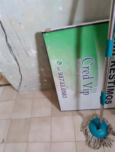 Placas bandeiras e sinalização de lojas 
