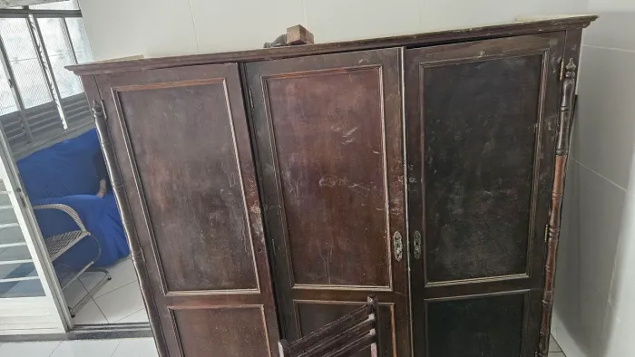 Guarda-roupa antigo de madeira maciça para restaurar