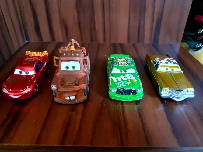 4 Carrinhos de metal de "Carros"
