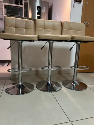 Banquetas de courino bege reguláveis com pés de inox 