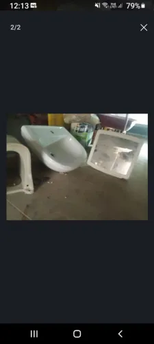 lavatorio antiga e um armarinho de parede