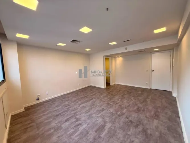 OPORTUNIDADE! SALA COMERCIAL À VENDA! RUA HADDOCK LOBO COM 30M². À 300M DO METRÔ AFONSO PE